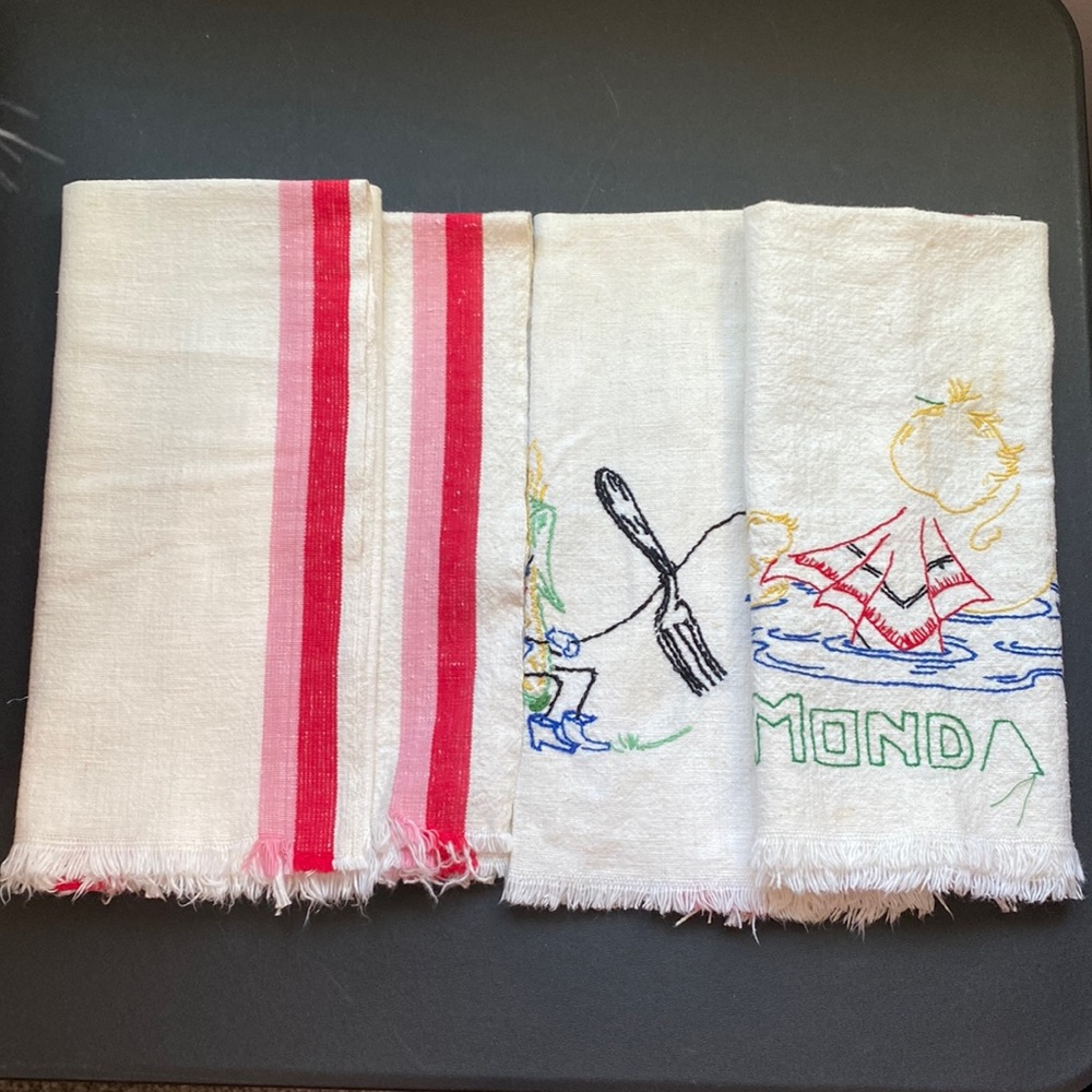 Set Of 4 Vintage Kitchen Towels!